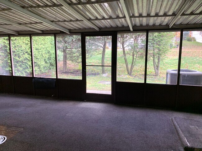 Building Photo - CONTRACT PENDING!! MOVE IN READY!!