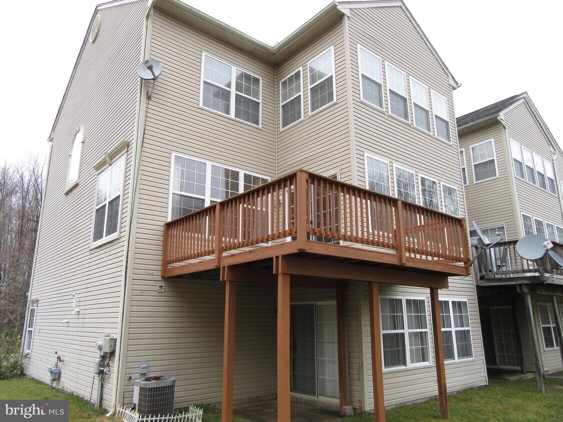Primary Photo - 108 Persimmon Pl