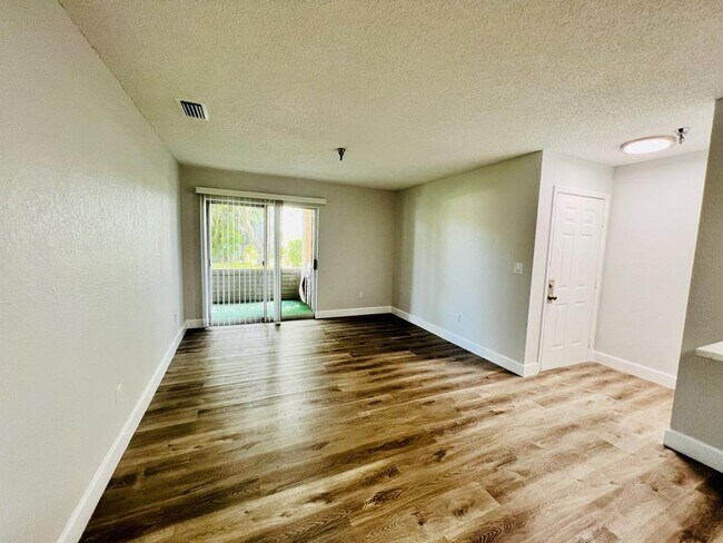 Building Photo - ? Charming 1/1 Condo in Resort-Style Community with Pool & Gym