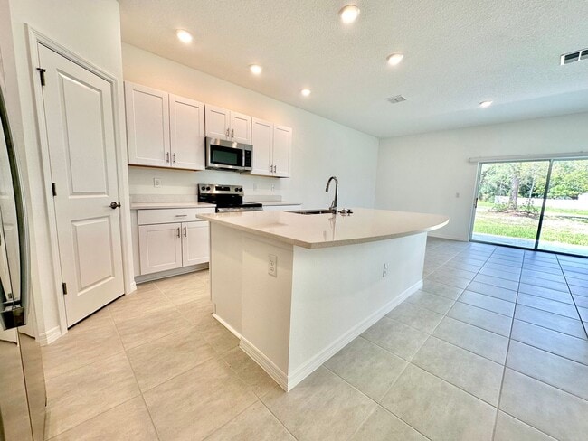 Building Photo - Freshly completed 3Bedrooms/2.5Baths End-U...