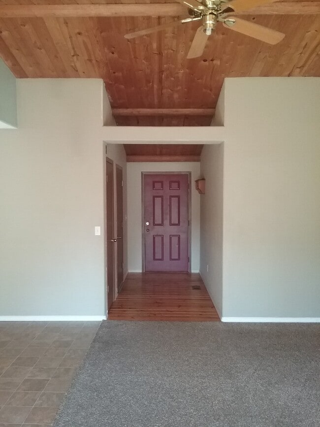Building Photo - Charming 3 bdrm 2 bath Post Falls Home