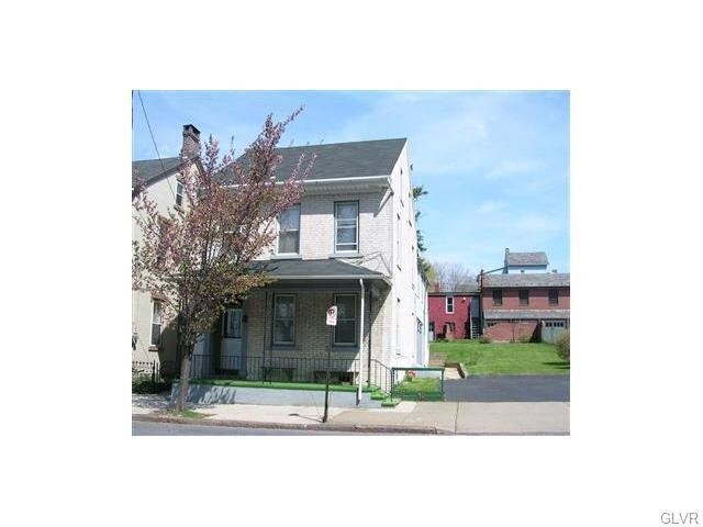 Building Photo - 736 Main St