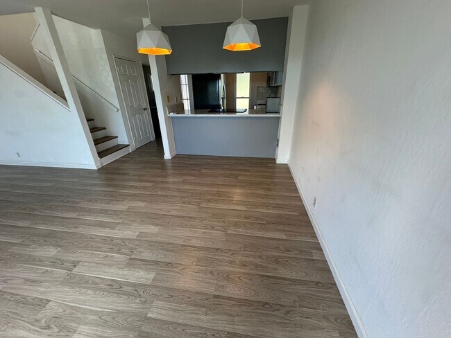Building Photo - Upgraded 2 Level Townhouse with Ocean View...