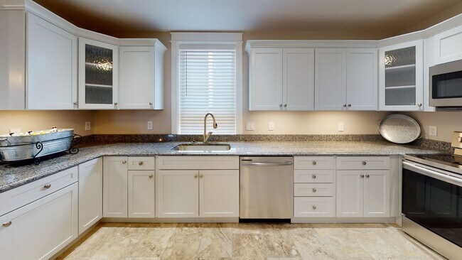 Building Photo - Renovated 5BR/3BA Cottage Near UTK | Walka...