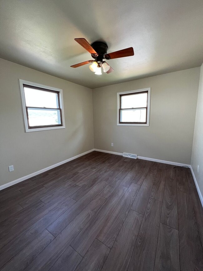 Building Photo - 1212 E Sylvan Ave