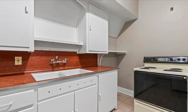 Kitchen area - 2512 S Wayne Ave