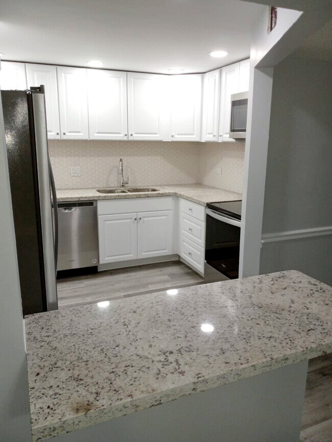 Building Photo - 3650 Inverrary Dr