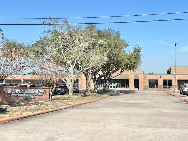 Photo - 303 Brigadoon Ln House