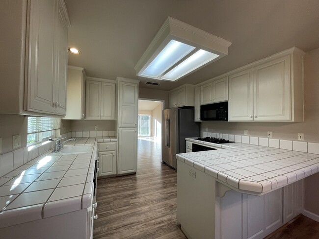 Building Photo - 6 Knotts Glen Ct