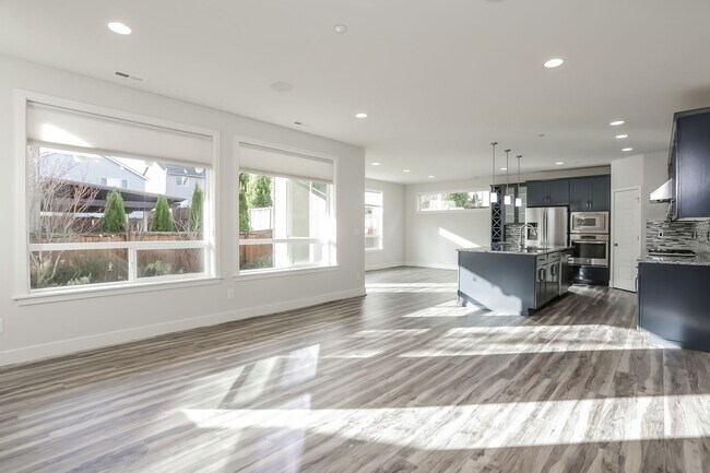 Building Photo - Spacious 5-Bedroom Home for Rent in Martha Lake – Lynnwood