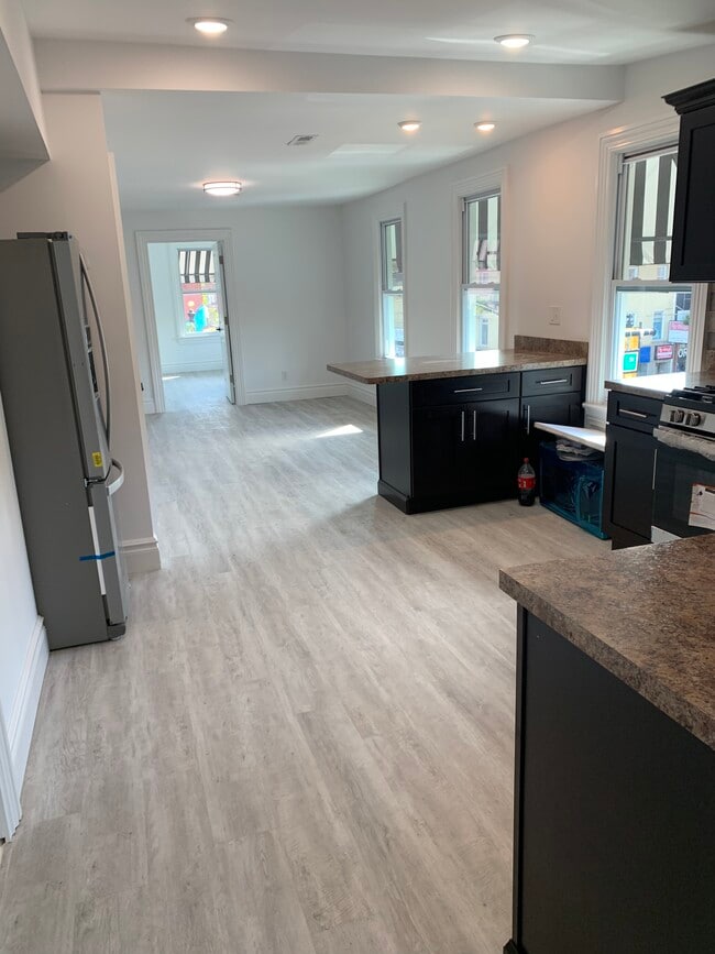 Large living space with great lighting from lots of windows - 152 Ferry St