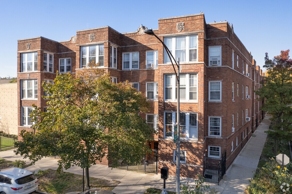 Primary Photo - 7658 N Sheridan Rd