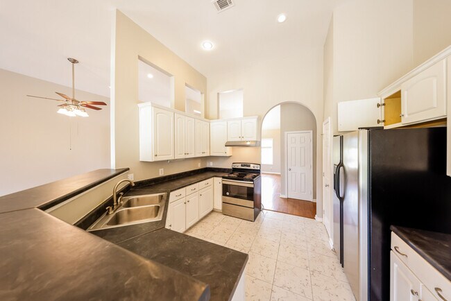 Building Photo - Stunning 3-Bedroom
