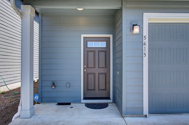 Building Photo - Spacious Two-Story Home in Central Vancouver — 3 Bed | 2.5 Bath | 1,856 Sq Ft