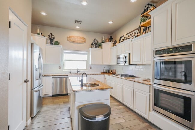Building Photo - Stunning 4 Bedroom Home with Acreage