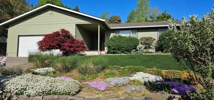 Building Photo - 807 NE Oregon Ave