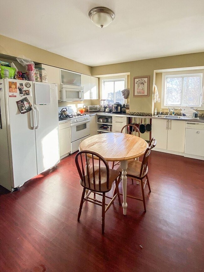 Foto del edificio - AVAILABLE AUGUST 2024 - Great 4+ Bed, 1.5 ...