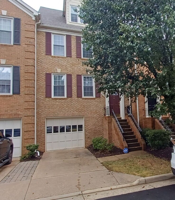 Primary Photo - Luxurious And Spacious 3 Bed 2 Bath Brick ...