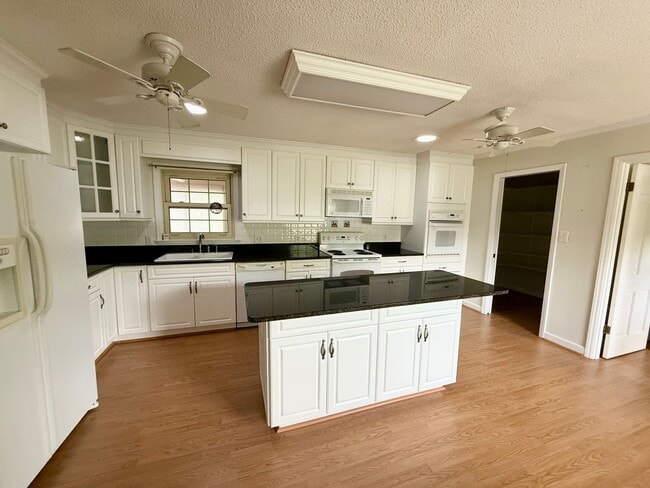Building Photo - Three bedroom, 2 bath house in Mebane