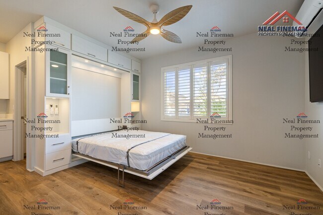 Foto del edificio - Partially furnished Studio, 1 Bath with street parking.