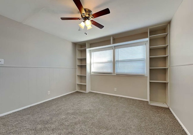 Building Photo - 920 S Waterview Dr