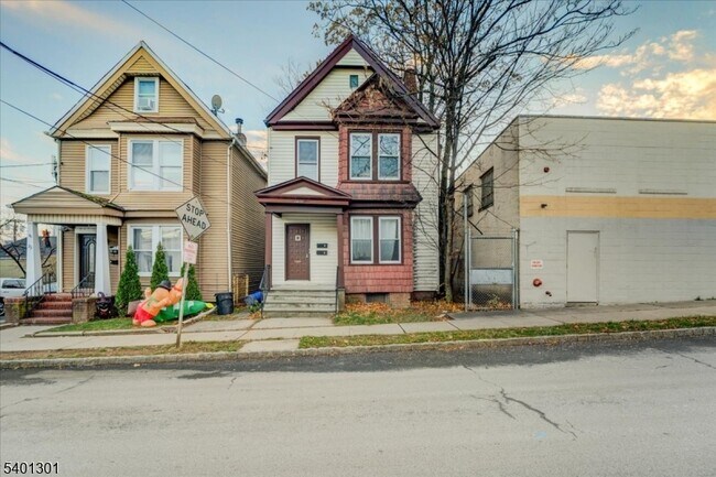 Building Photo - 81 Holmes St