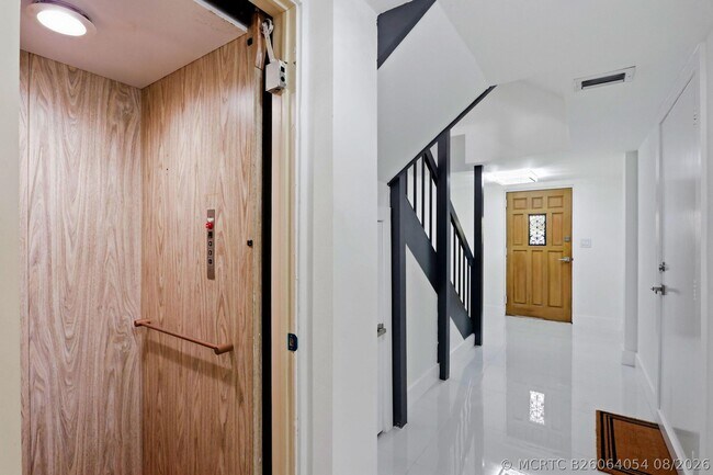 Foto del edificio - 1222 Hillsboro Mile