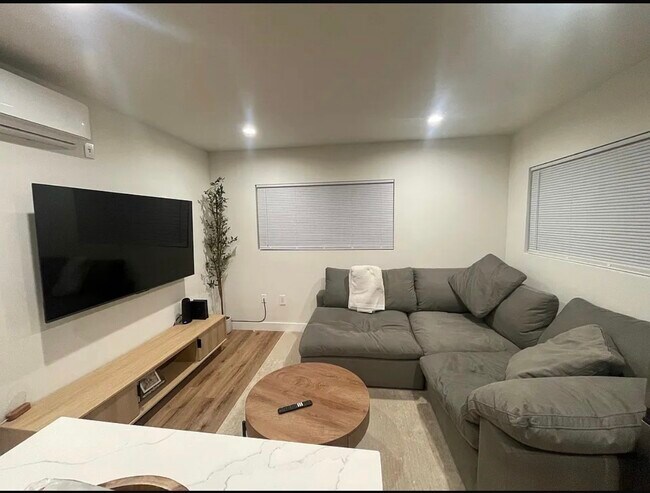 Foto del edificio - 6319 Camellia Ave