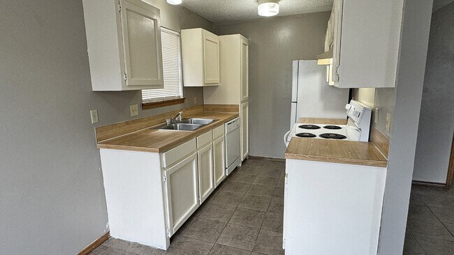 Foto del edificio - 819 Downing Pines Rd