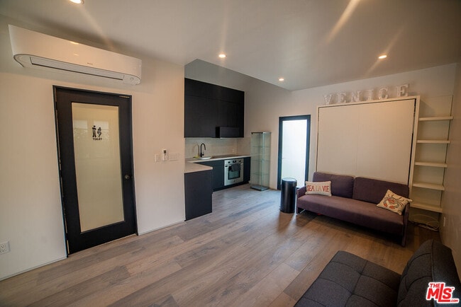 Building Photo - 205 Venice Way