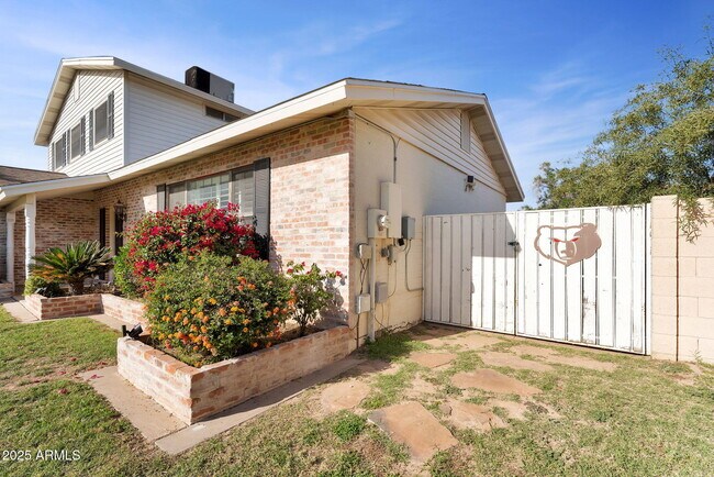 Building Photo - 2542 W Nopal Ave