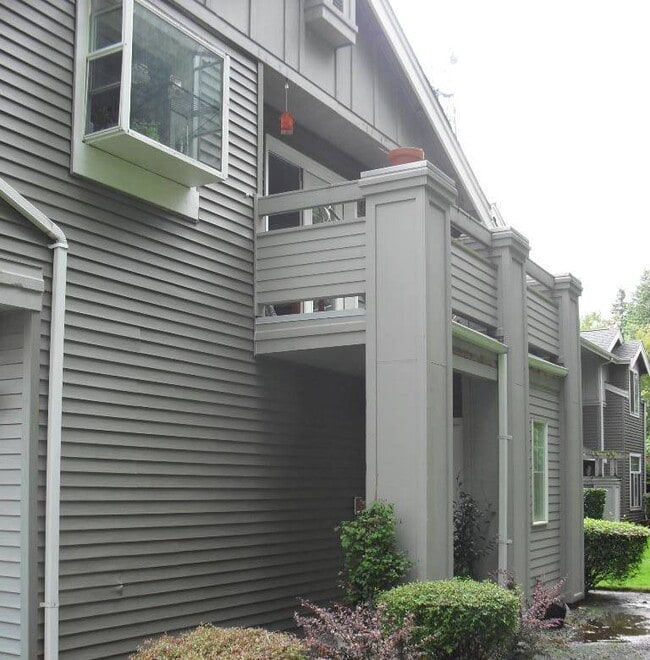 Building Photo - Bright and Spacious Bothell Condo Overlook...