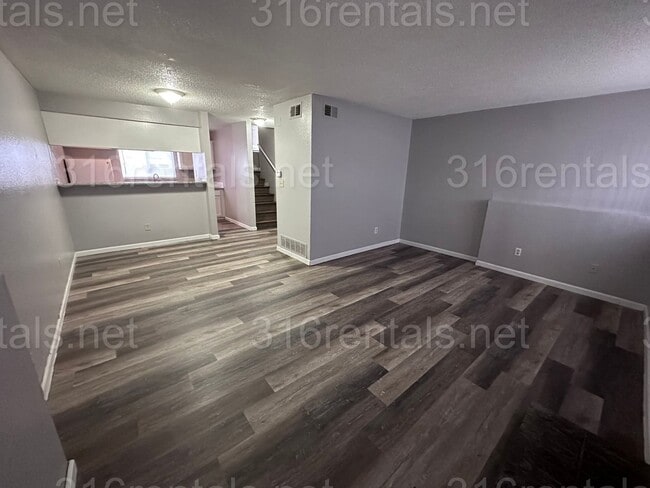 Building Photo - $895 - 2 bed 1.5 bath beautiful bi-level a...