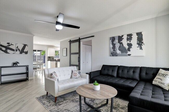 Sala de estar - 2023 W Posada Cir