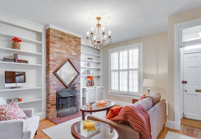 Elegante sala de estar con chimenea - 623 South Carolina Ave SE