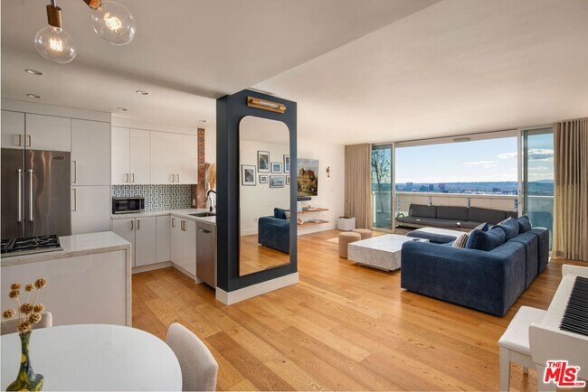 Foto del edificio - 8787 Shoreham Dr