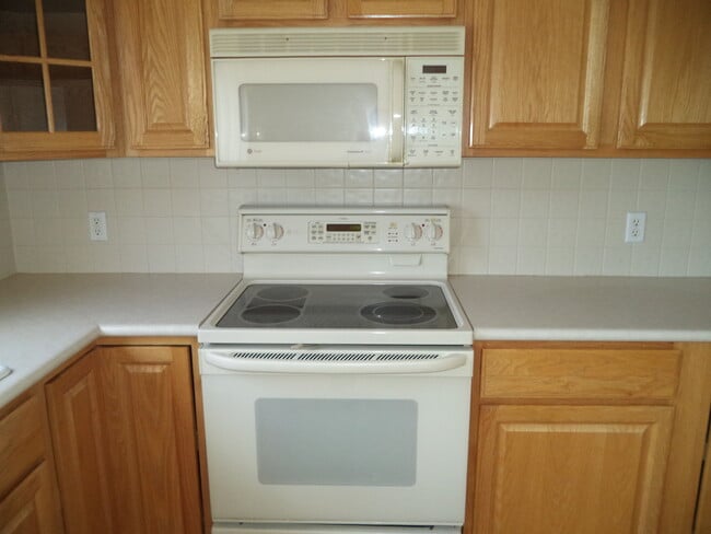 Building Photo - 3 bedrooms plus loft!  Main Floor Master plus so much more!