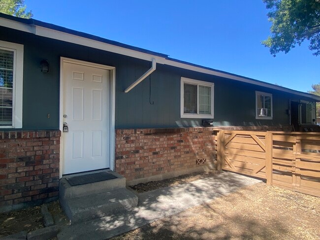 PATIO DELANTERO CERCADO Y PINTURA NUEVA - 1132 Parkview Street