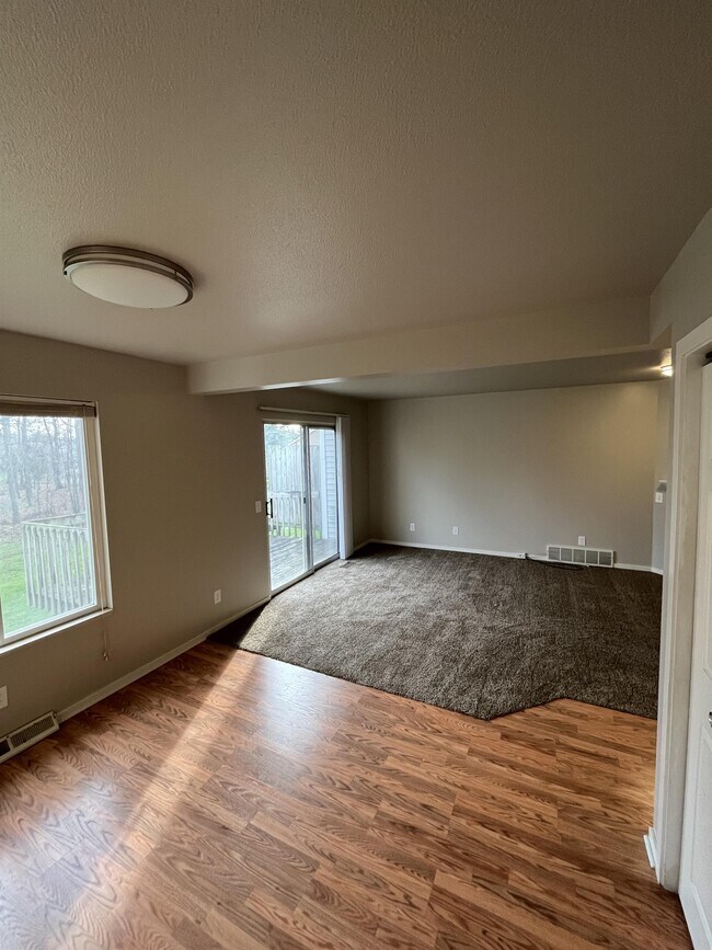 Foto del edificio - 7992 Green Meadow Ct