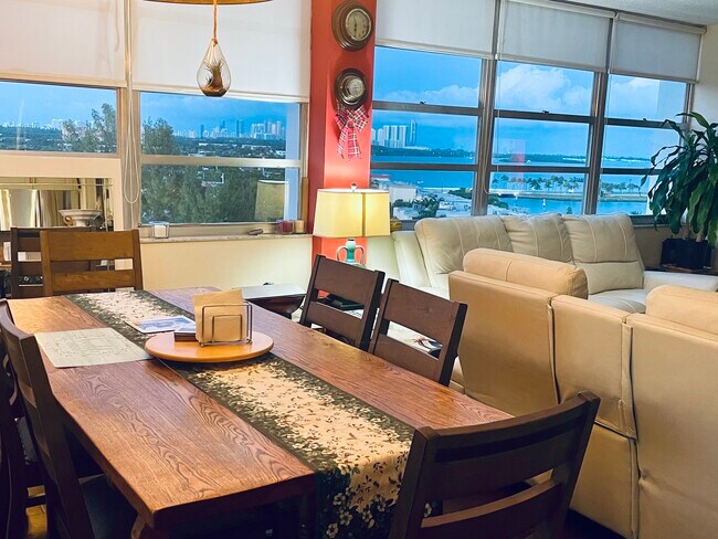 Foto del edificio - 11930 N Bayshore Dr