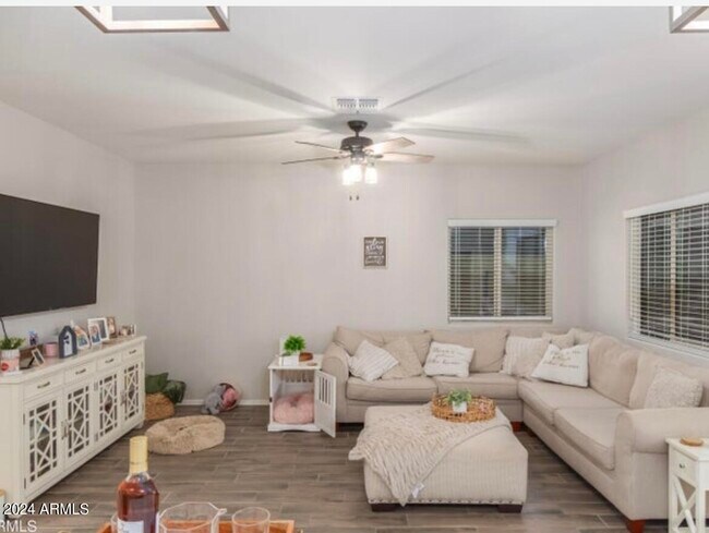 Foto del edificio - 985 E White Wing Dr