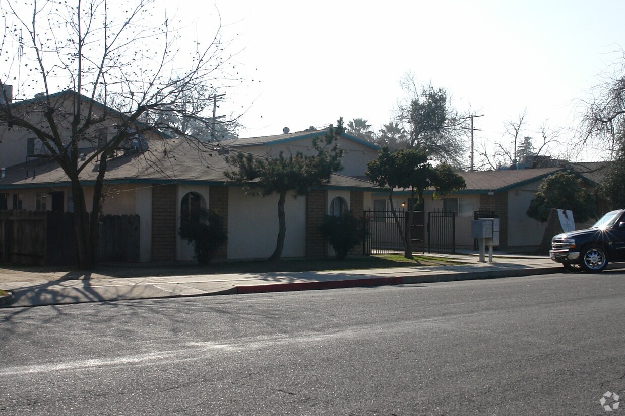 Primary Photo - 919 W Oak Ave