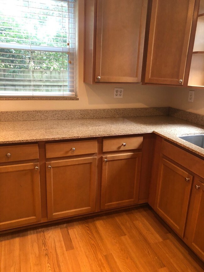 Foto del edificio - 2 BED / 1 BATH UNIT