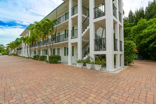 Building Photo - ** DESIREABLE MOORINGS 3 BEDROOM CONDO IN ...
