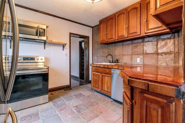 Building Photo - Beautifully Renovated Brick Home in East F...