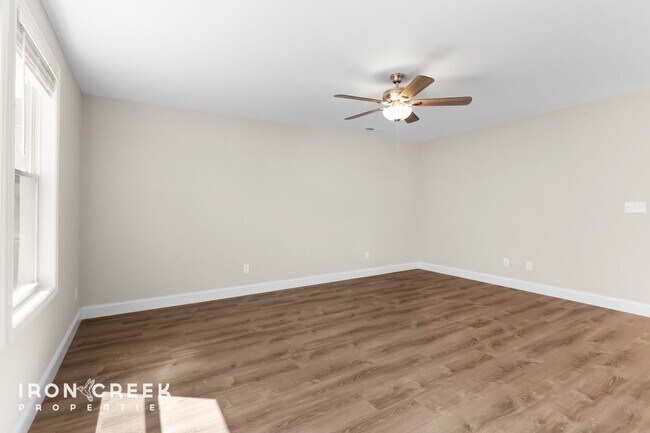 Foto del edificio - Bright and Modern: Brand New Three-Bedroom...
