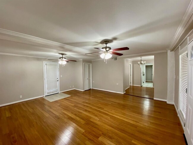 Building Photo - 2616 Greenbriar Dr