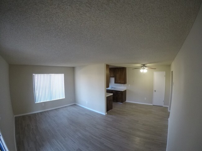 Sala de estar/entrada - 2330 Grove Ave