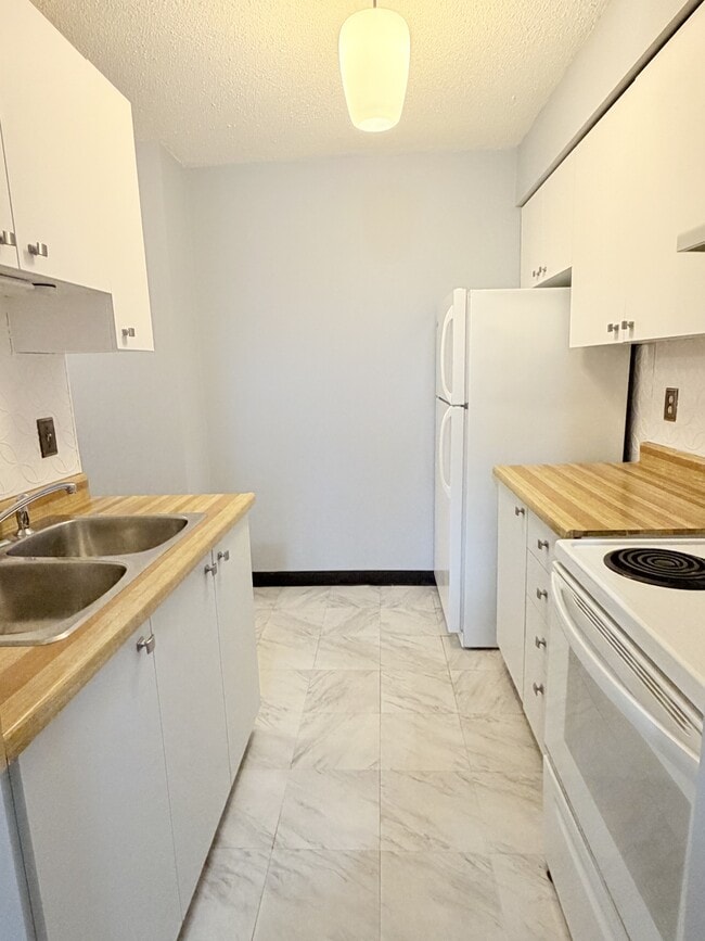 Building Photo - 1653 Ouellette Ave