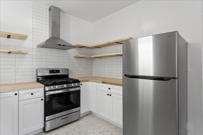 Building Photo - Beautiful Two Bedroom Apartment | Two Bloc...